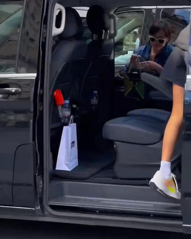 偶遇孙俪一家四口,12岁等等长腿抢镜,邓超紧牵女儿同框酷范十足