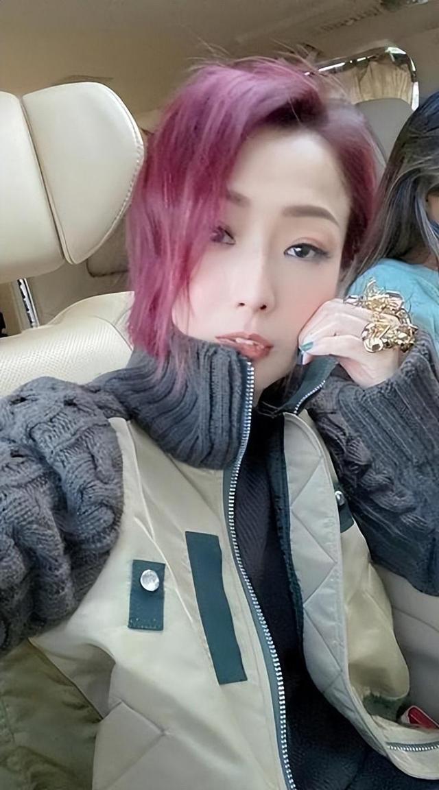 郑秀文夫妇逛街,她瘦得干巴走起路来像大佬,穿情侣装却似兄弟俩