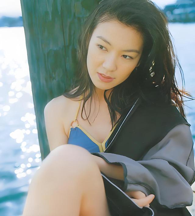 她是娱乐圈“最渣”的女演员，无缝衔接17个男人，49岁仍身材火辣