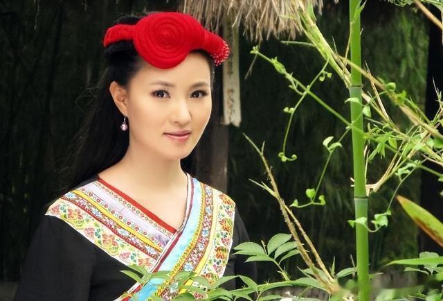 歌唱节目|她是第一位博士级歌唱家，12次荣登春晚，丈夫身价不菲也是博士
