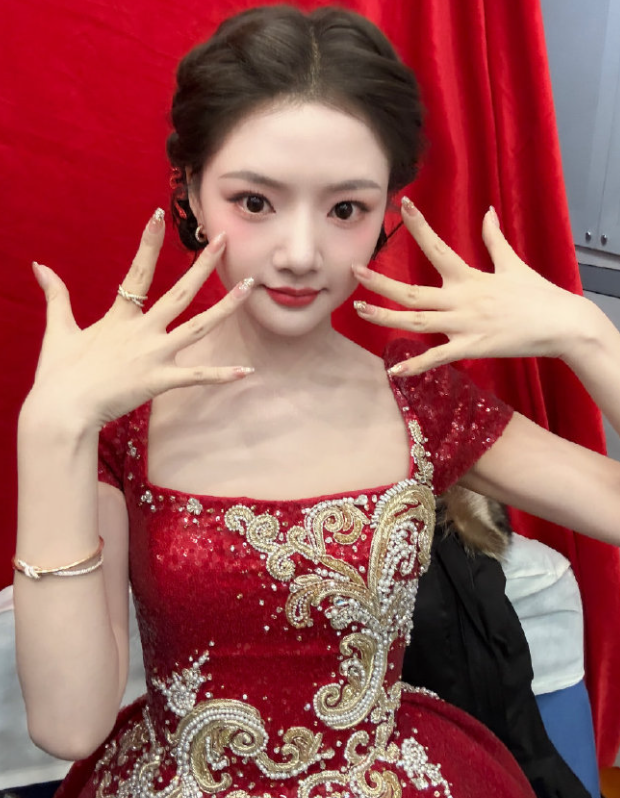 春晚妆发热搜：任敏的美甲，王菲的虾片耳环，马丽的红色亮片毛衣