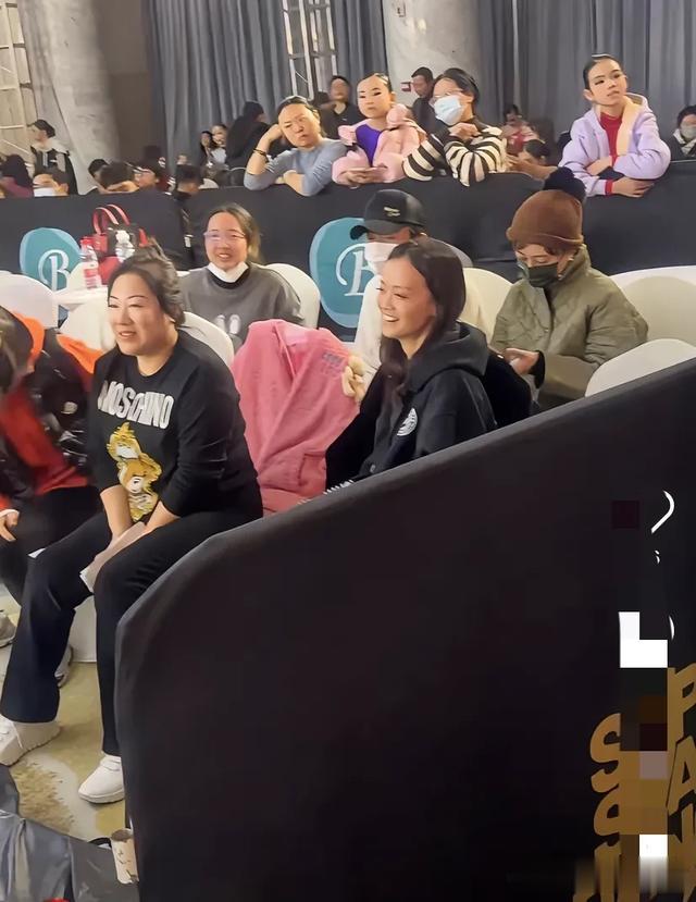 邓超孙俪夫妻两人低调参加女儿比赛 全副武装 现场热聊没有一点架子