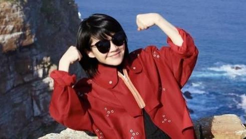 55岁许晴又去国外旅游！穿红色风衣+皮裤+短发，时髦洋气又减龄