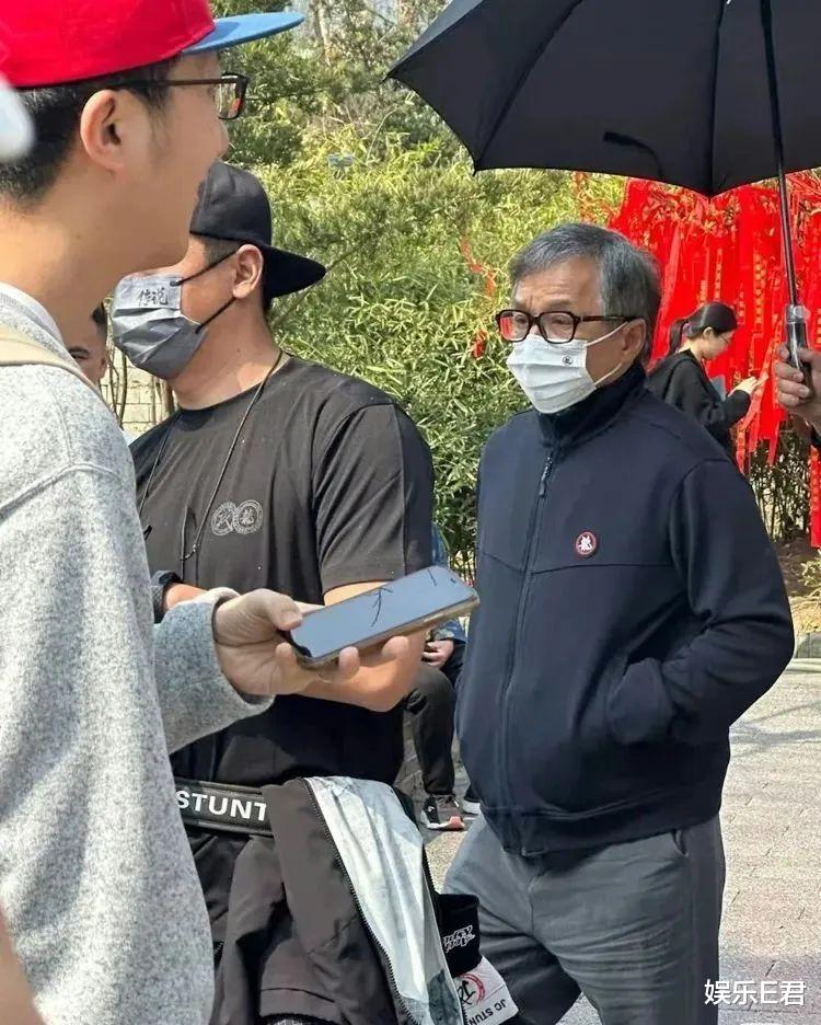 70岁成龙满头白发眼神疲惫，获专人贴身服侍，一代巨星已悄然老去