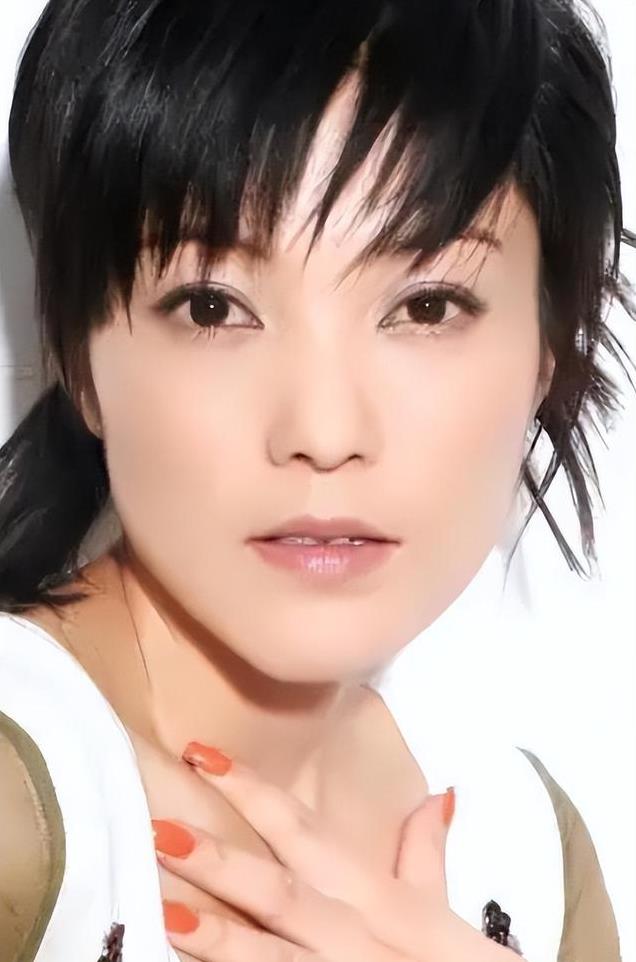 18岁为人母曾四登春晚,然而同床多年的枕边人,竟然是在逃通缉犯