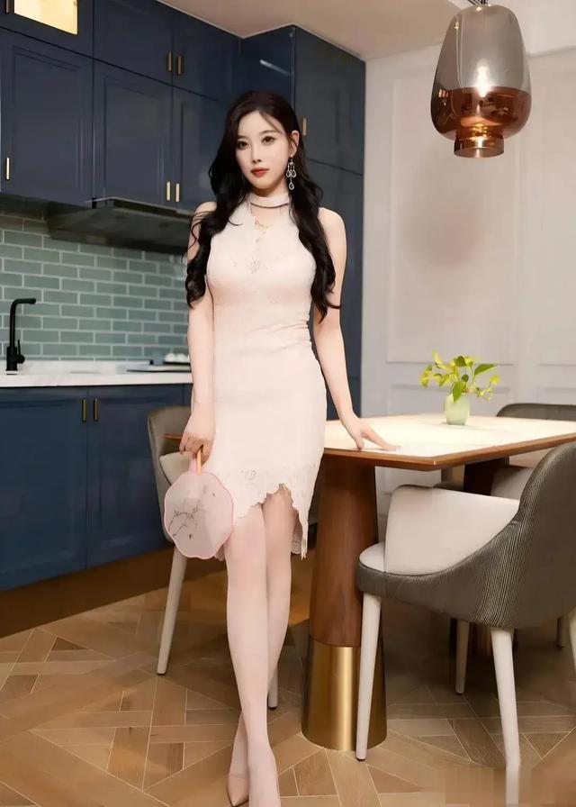 杨晨晨穿得虽朴素,但气质出众,宛如仙子,定是位有内蕴的佳人