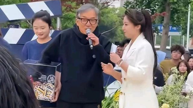 成龙砸场子揭穿潜规则，20本签名书变2本，网友：剩下的送领导了