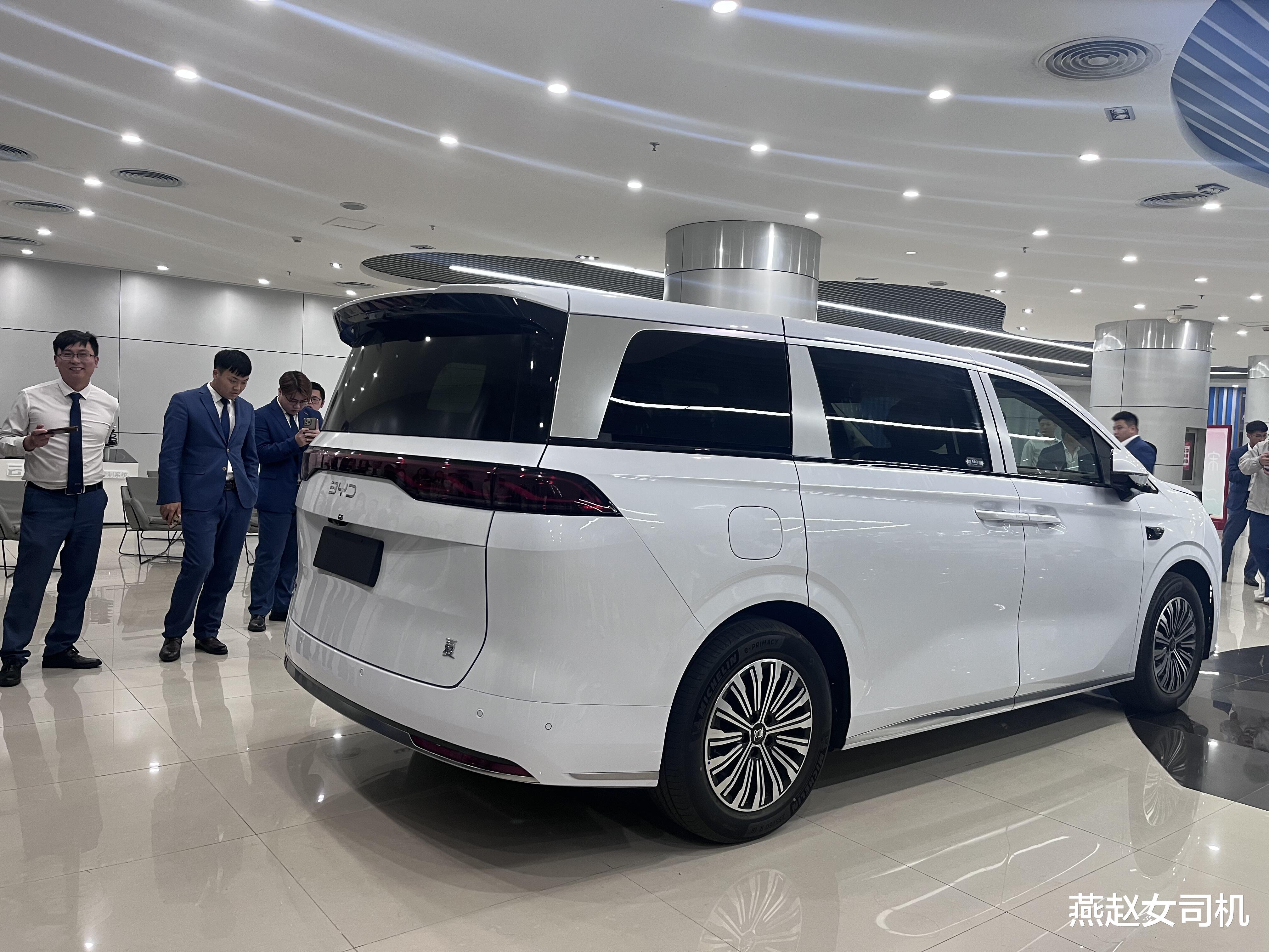 比亚迪夏实车现身，长超5米1+冰箱彩电大沙发，配421马力+云辇-C