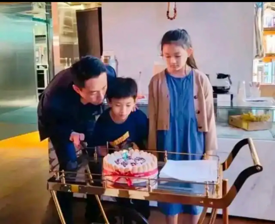 包机再迎反转!表面是小S运筹帷幄,实际上黄春梅才是深藏不露