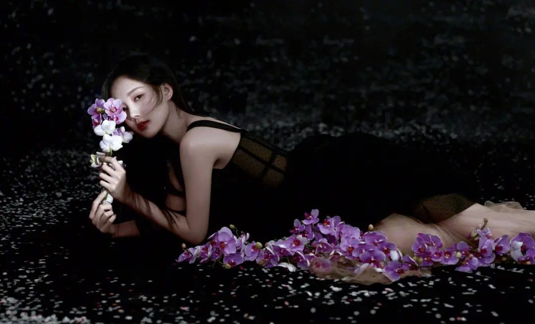 李一桐cos黑寡妇遭群嘲：颜值虽高，但身材太平了，衣服都撑不起来！