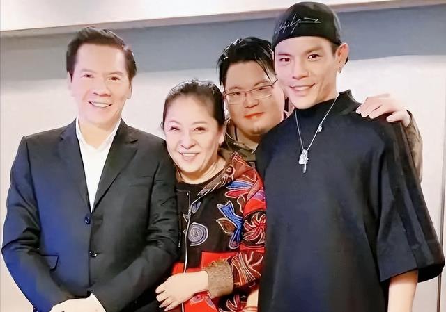 向佐广州k11与男友人吃寿司,打扮正常,路人镜头下面容苍老颓废