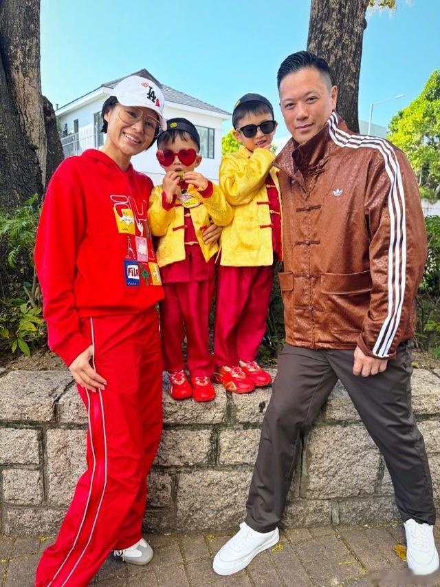 胡杏儿晒全家福迎新年,三个儿子穿唐装超帅,一家五口全是高颜值