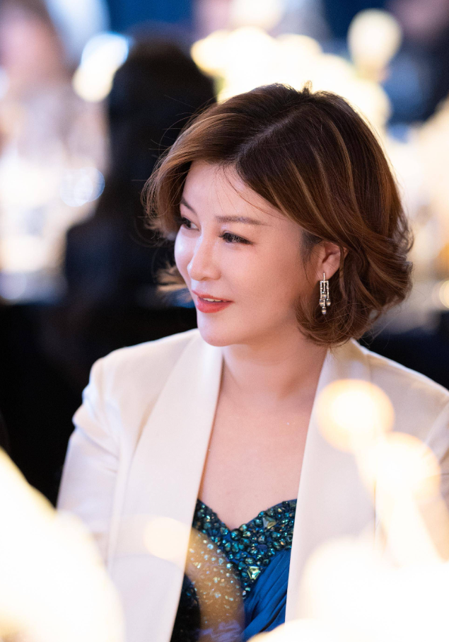 杜华定价10元招聘个人助理!不包吃不包住,想应聘的人却多如牛毛