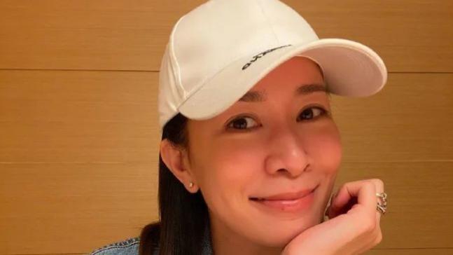 45岁的佘诗曼，终于为自己的“不婚不育”付出了代价