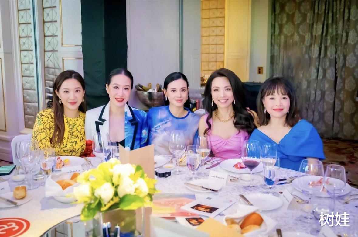 汪圆圆出席名媛聚会，穿碎花裙气质温婉，同框林恬儿站边上仍出众