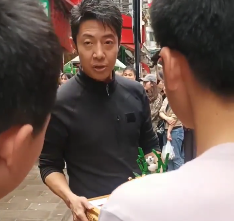 不礼貌？撒贝宁现身贵州，为苍蝇小馆宣传手掐腰，面带不屑失风度