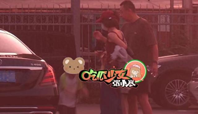 赵丽颖陪5岁儿子公园玩耍,卷起裤腿蹲地上挖沙,背影像高中生