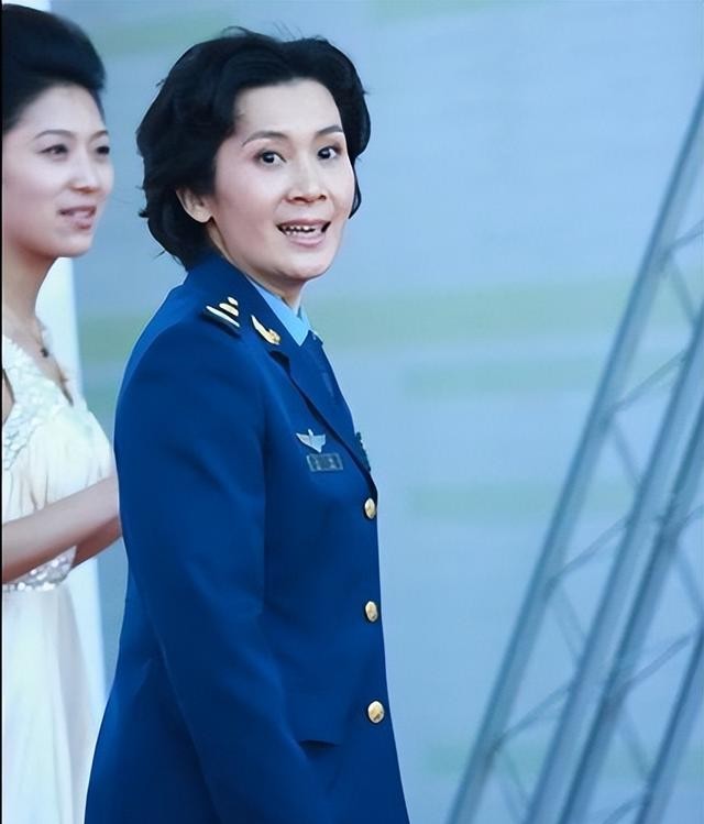 她是国家一级演员，正军级待遇，33岁离婚至今单身，66岁气质不凡