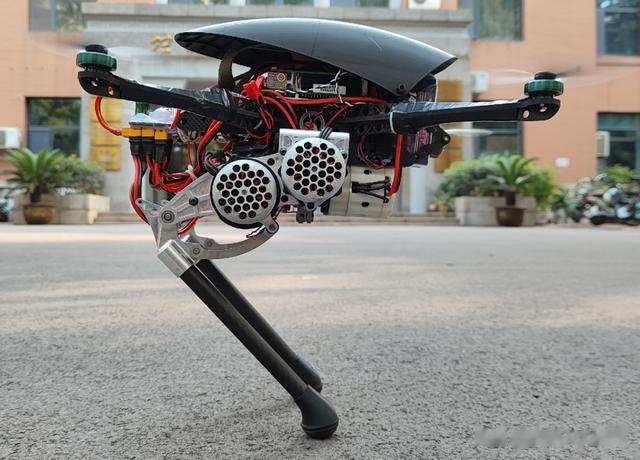 山东大学研究团队提出带四旋翼辅助行走功能的双足机器人KOU-III