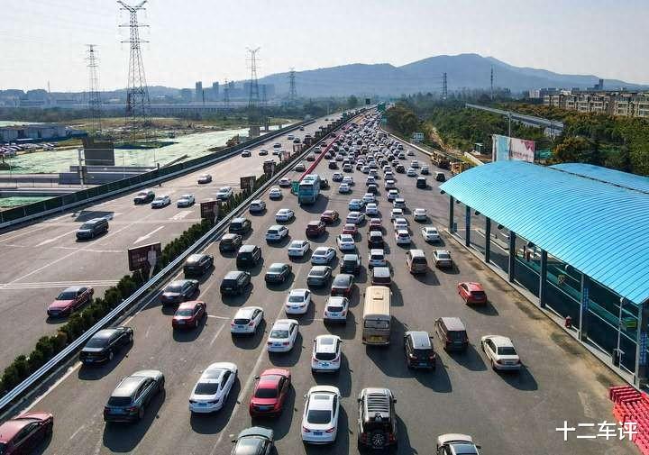 为啥高速堵车几乎没百万豪车？老司机：三个现实原因，差距明显
