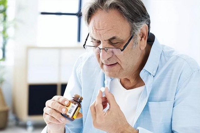 有高血压不能喝酒?医生提醒:别不以为意,造成的后果或难以承受