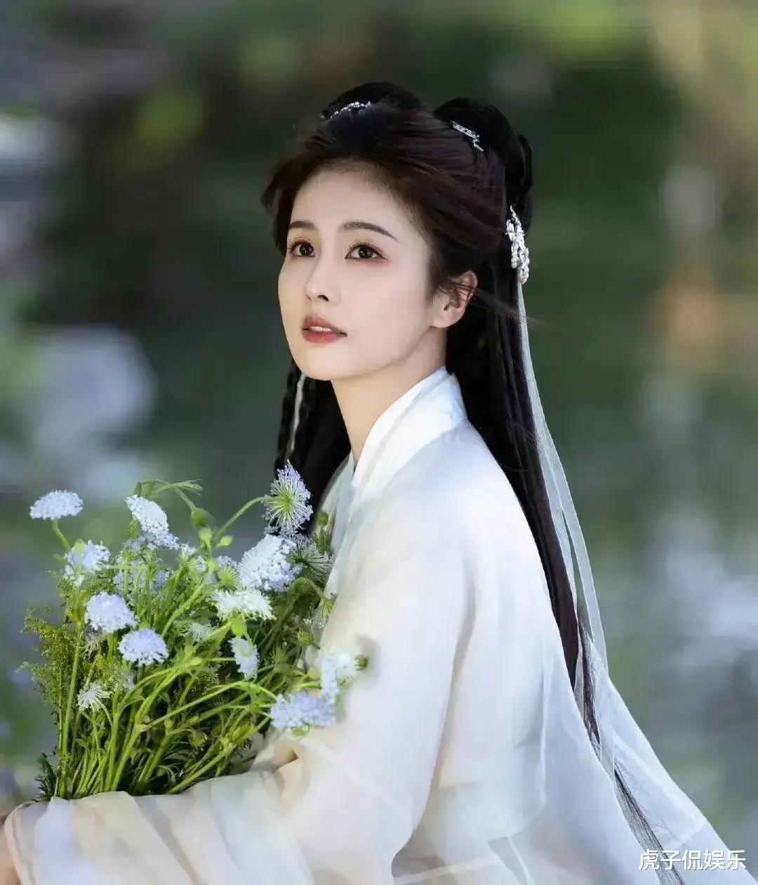 让人为之倾倒?白鹿身穿古装,凸显仙气十足