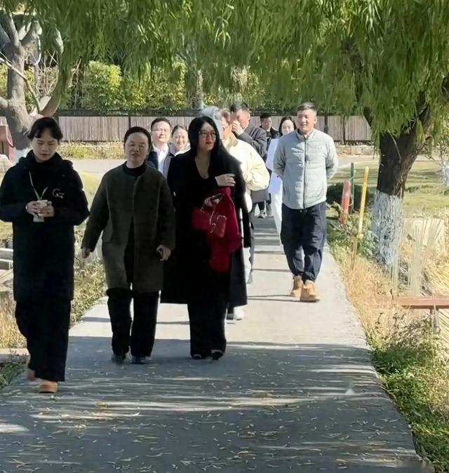 李湘一家三口出游被偶遇!网友疑惑:“她为什么总那么穿外套?”