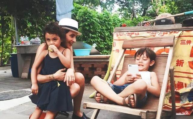 看了刘烨14岁儿子近照,才明白混血儿的心酸,周华健比儿子还年轻