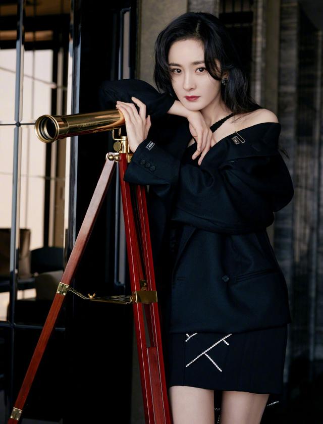 杨幂All Black穿搭十分酷飒，微卷长发配红唇性感且优雅