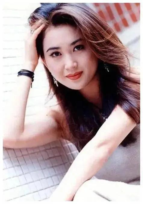 她曾是香港女神,颜值连舒淇都甘拜下风,今52岁却想回归娱乐圈