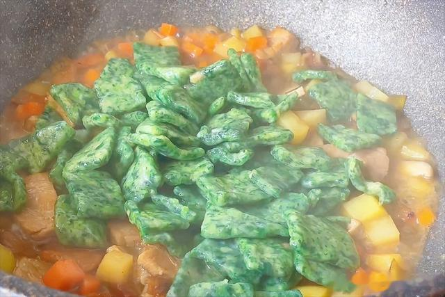 河北一家三口的午餐，朋友圈火了，网友：看着都不好吃，真寒酸！