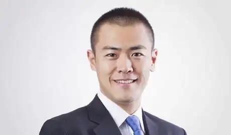 4年前,刘銮雄长子刘鸣炜,将财产转卖给甘比,如今才懂他的精明