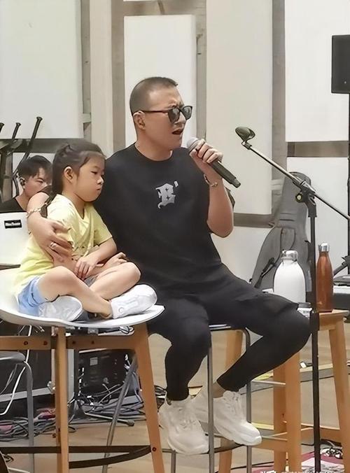 汪峰端午假期接娃过节,醒宝见爸爸撒娇讨抱抱:4岁儿子的萌态十足