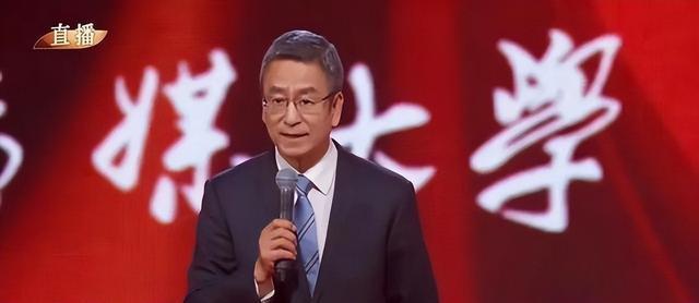 央视一姐周涛,顶董事长头衔主持中传校庆,网友扒出20岁惊艳照