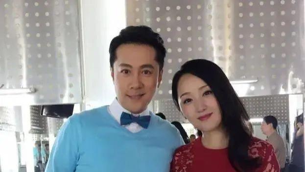 他连续上春晚23次，被富婆老婆倒追8年，两儿子浓眉大眼颜值逆天