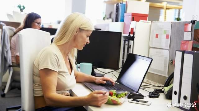 近几年来，新型啃老悄然出现，父母毫无觉察，还以为孩子是孝顺