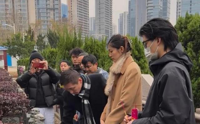 张子健携家人悼念前妻李婷！眼含泪水流不停，女儿近照曝光像妈妈
