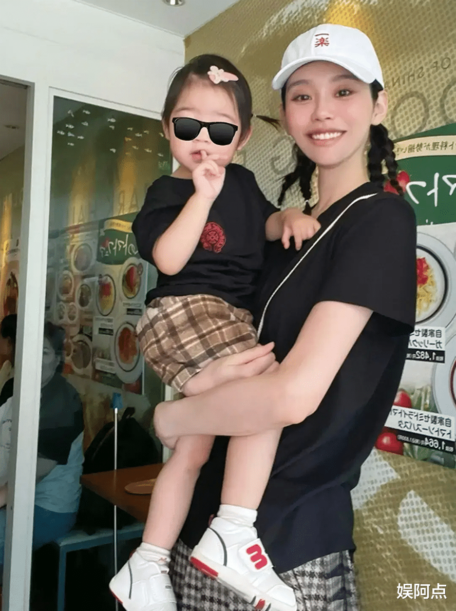 奚梦瑶六一节送女儿爱马仕包包，3岁Romee小小年纪拥有奢华衣帽间