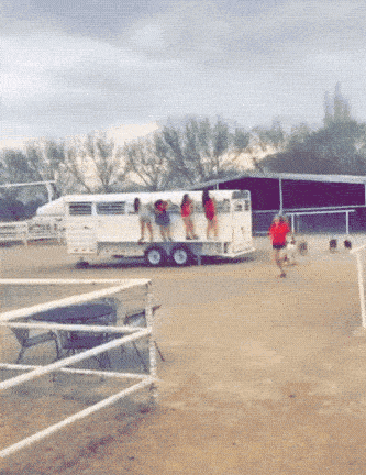 姑娘大意了，镜片里的反射被大家看得一清二楚，不觉得尴尬吗