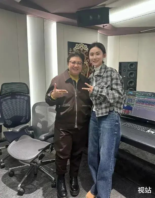 55岁韩红官宣喜讯,瘦40斤焕然一新,无名指戒指很抢眼!