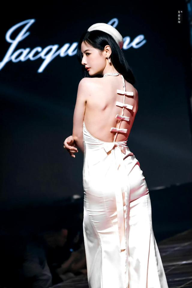 赵粤，多大啊 圆润多姿的绝顶身材