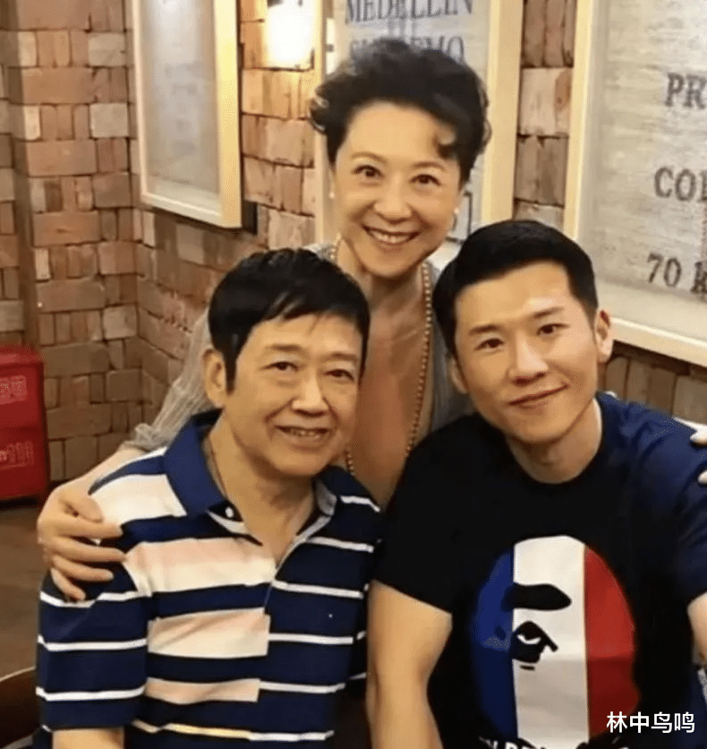 王馥荔丈夫举办追悼会，儿子王骁公开死因，妻子王馥荔很悲伤