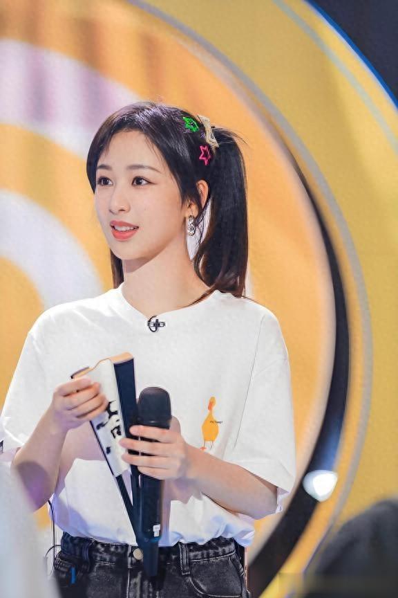 车祸现场!杨紫32岁生日照被官媒痛批,网友表示越来越像刘晓庆