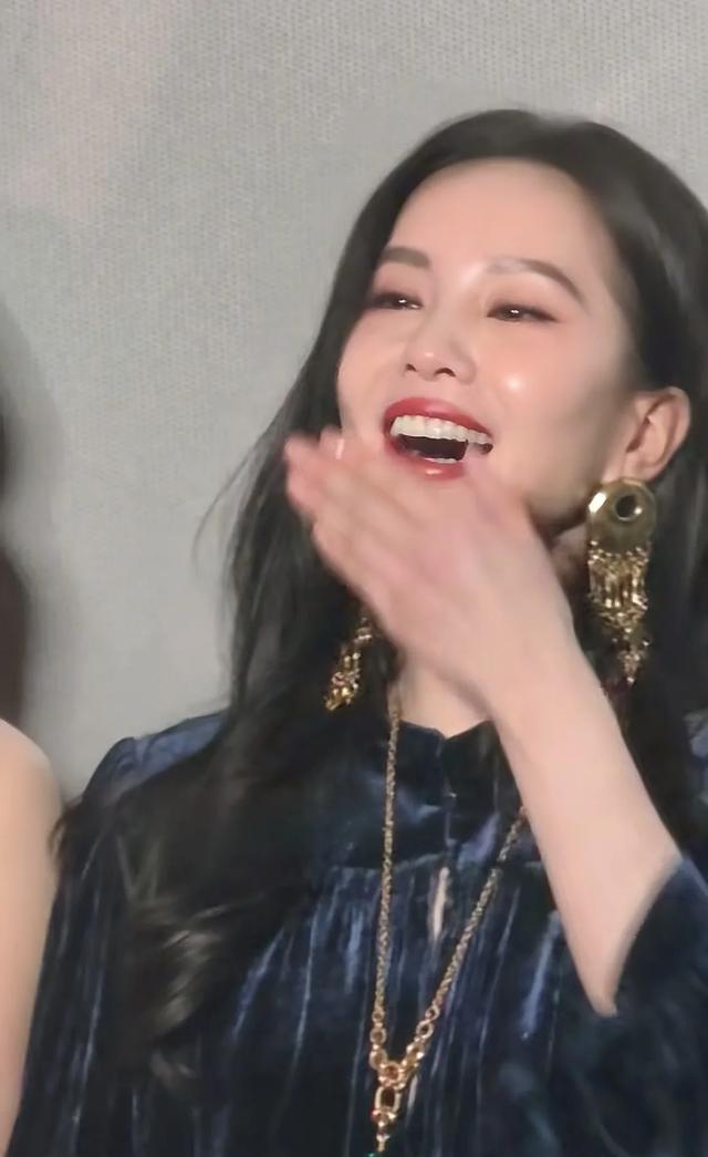 刘诗诗怼脸镜头下的状态好美，她笑的好开心，面色红润，气色真好