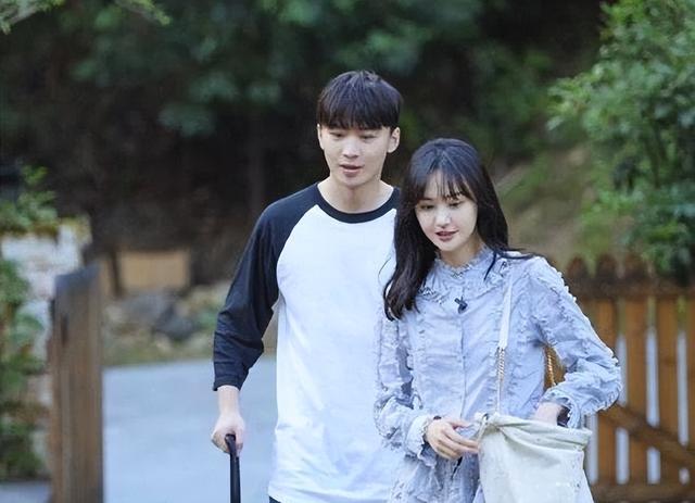 郑爽大年初二晒照大变样！头发粗糙发黄乱糟糟，整牙后像老了十岁