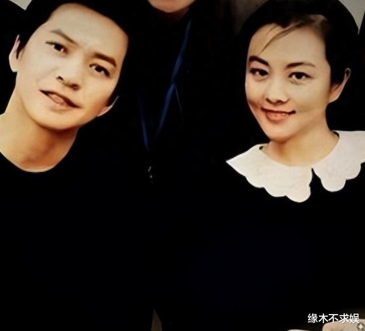 李健要当爸爸了？孟小蓓半年胖30斤疑怀孕，李健小心搀扶妻子！