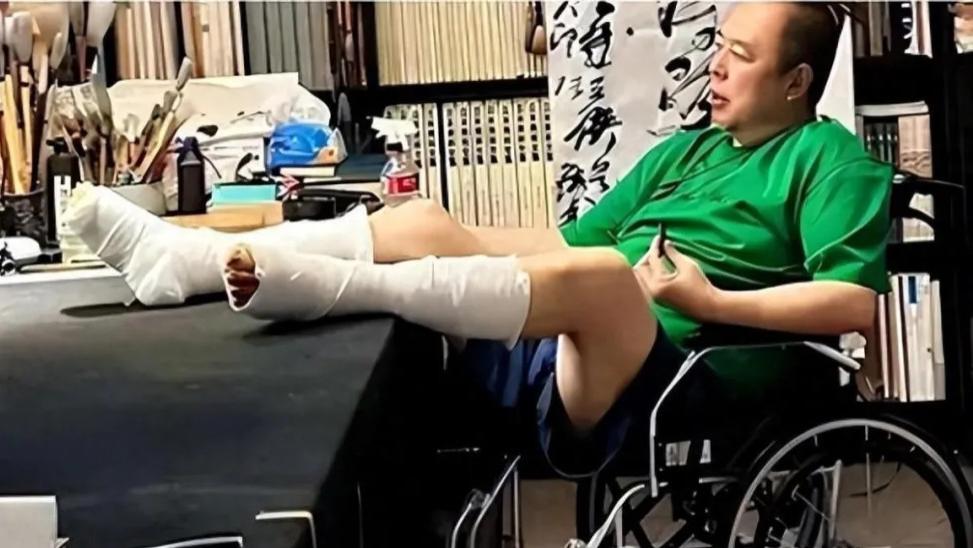 66岁的张铁林，双腿缠满绷带坐上轮椅