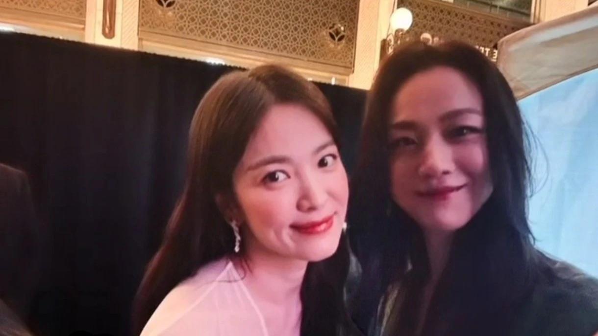 汤唯在韩国太火了，妥妥C位！宋慧乔金秀贤抢着跟她合影表情萌翻