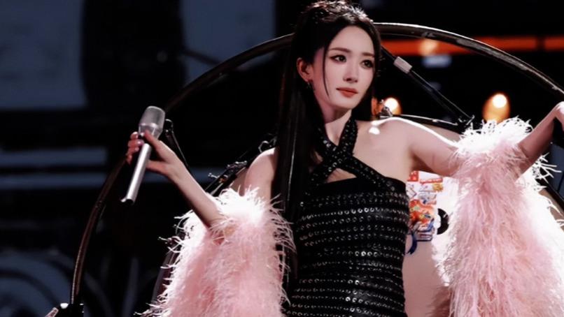 杨幂跨年晚会遭炮轰：又油又尬！一把年纪老妇人，就别装嫩了！