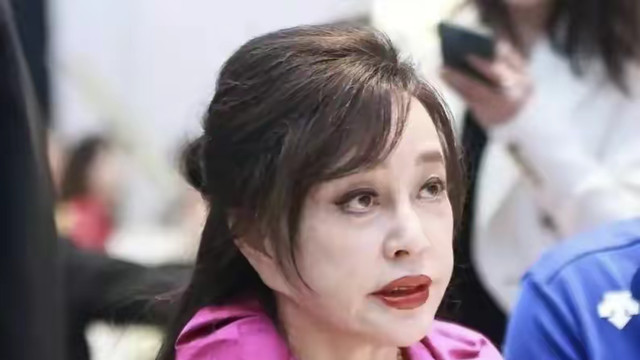 51岁吴越对比52岁闫妮，自然老去和医美老去的差距一目了然